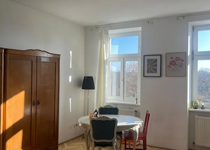 Beautiful Flat Overlooking A Great Park