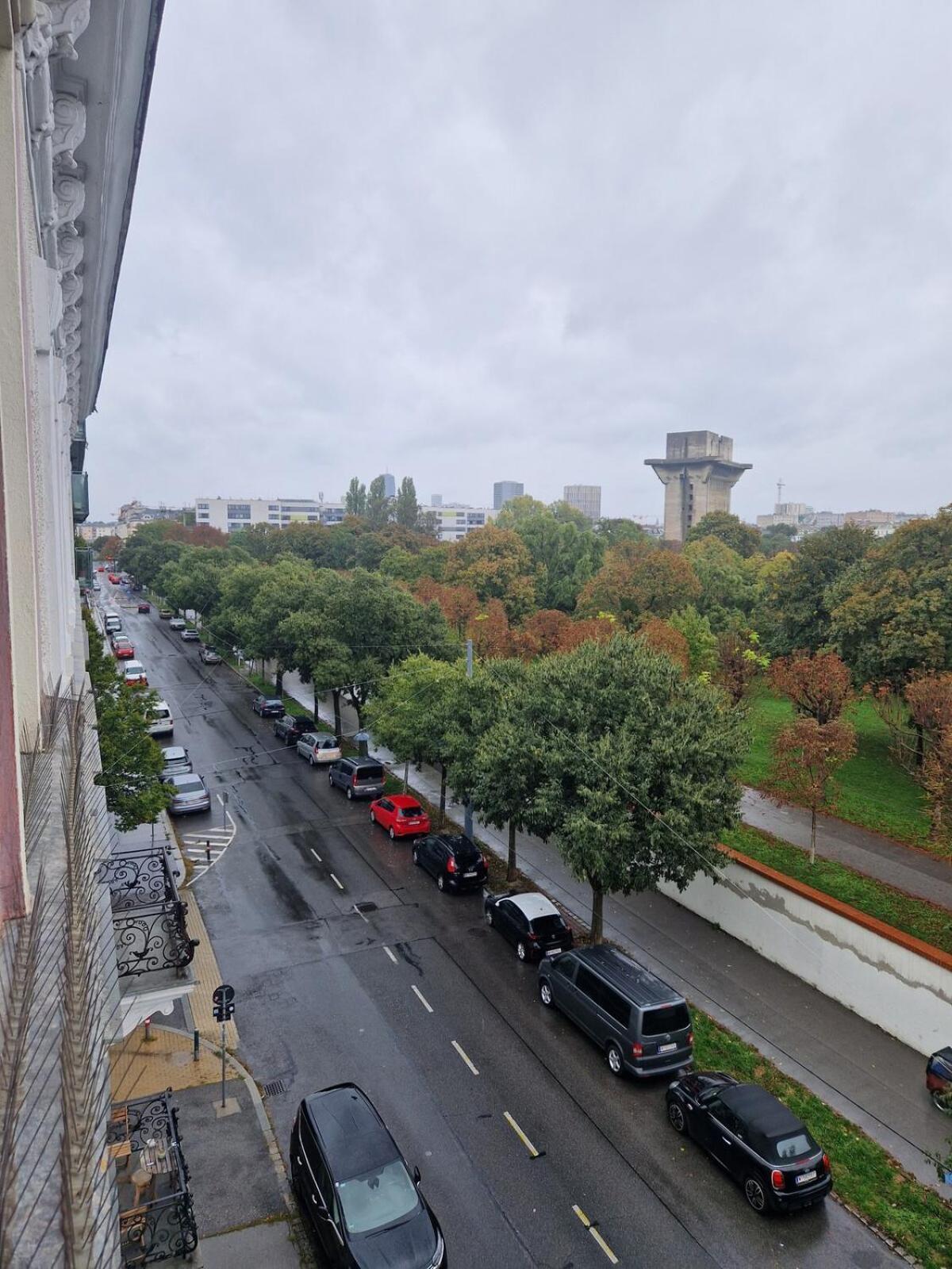 Beautiful Flat Overlooking A Great Park